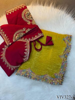 Most Demanding Viral Saree With Contract Blouse 