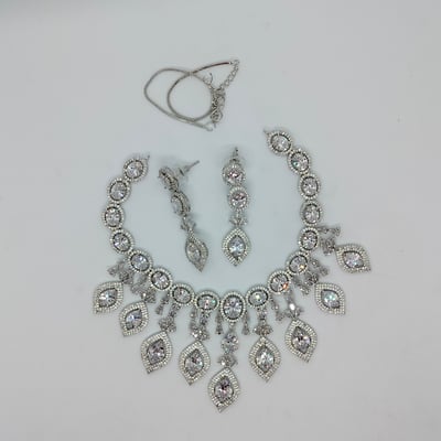 Necklace set with matching drop earrings, 