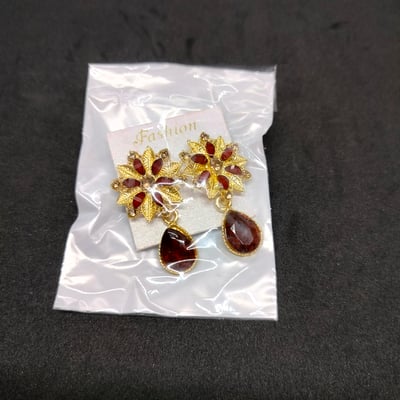 Estele Gehena - Gold Tone maroon Flower Stud
